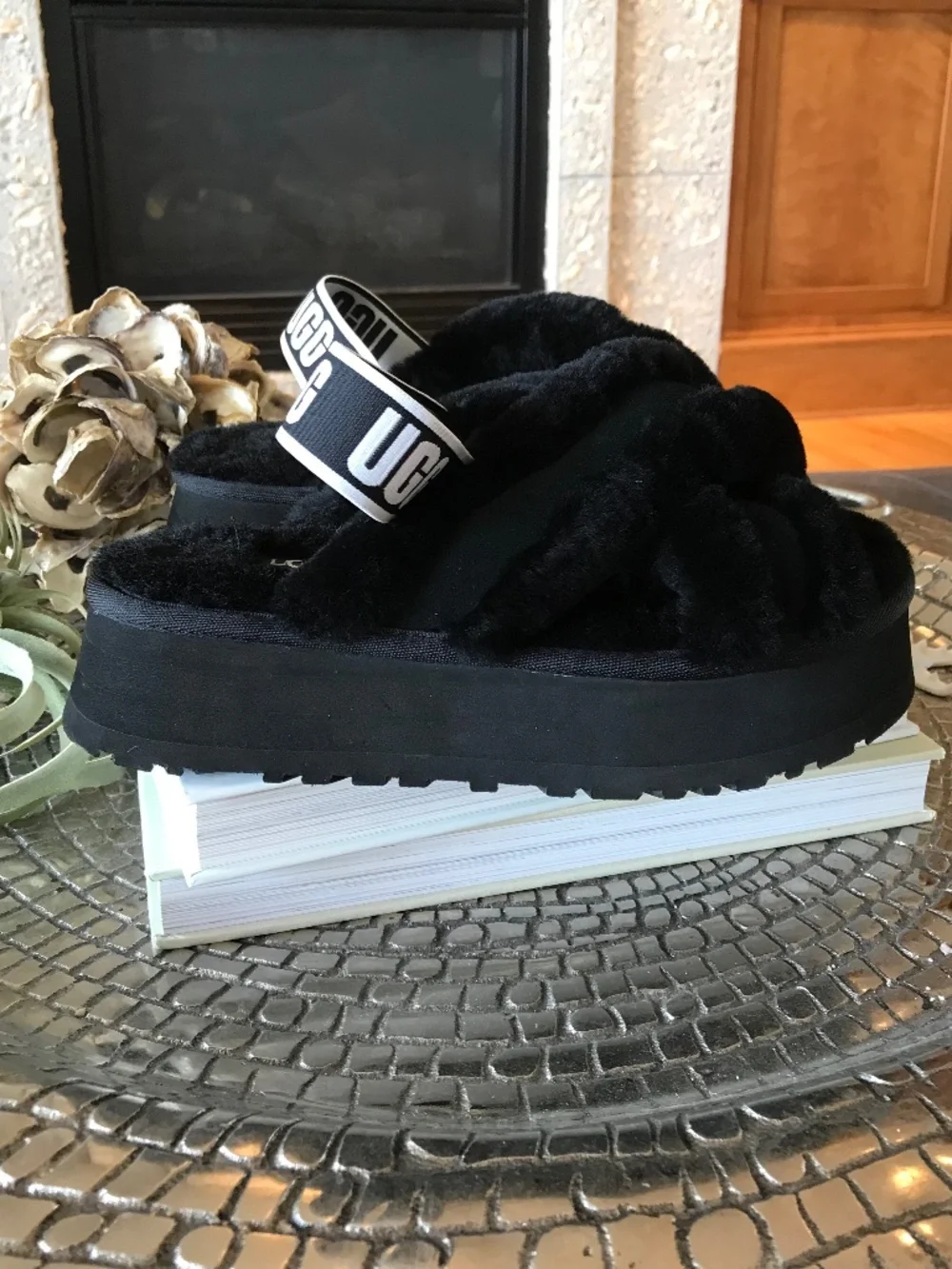 “DOWNTOWN GIRL”🔥 UGG BLACK COZY LOUNGE DISCO CROSS SLIDE PLATFORM SLIPPERS